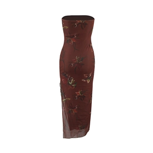 Détail d'une robe en résille à fleurs brun-rouge montrant le tissu superposé et la fente