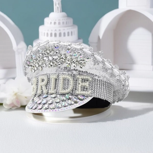 Detailansicht der silbernen Pailletten-Kapitänsmütze mit BRIDE-Perlenbuchstaben und Strass