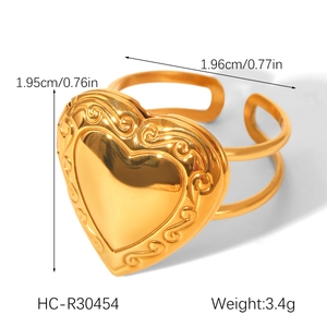 Vista dettagliata dell'anello a cuore in acciaio dorato 18K con misure e peso del prodotto