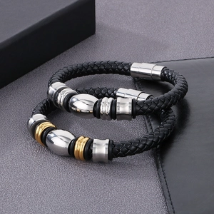 Détail de bracelets en cuir tressé avec fermoirs magnétiques en acier argent et or