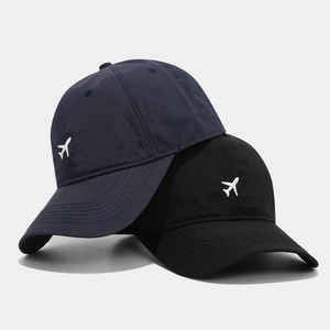Casquettes de baseball bleu marine et noires avec broderie avion blanc superposées