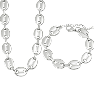 Dettaglio del set collana e bracciale a maglie di chicchi di caffè in finitura argento