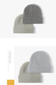 Detail der Rippstrick-Textur bei minimalistischen Beanie-Mützen in Grau und Beige