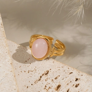 Détail d'une pierre précieuse rose ovale sur un anneau réglable en métal doré chic