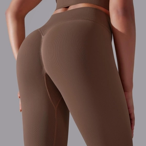 Nahaufnahme der kaffeebraunen, nahtlosen Yoga-Hose mit hoher Taille und feiner Rippenstruktur