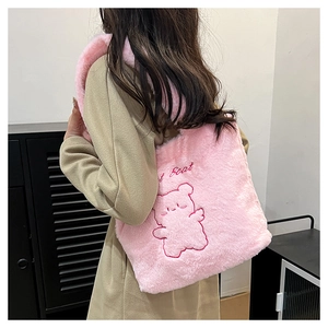 Détail du sac cabas rose en peluche avec broderie ours et texture douce en fausse fourrure