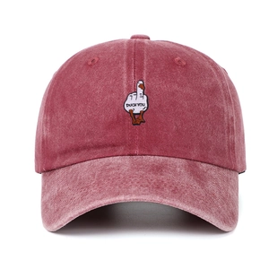 Gedetailleerde weergave van gewassen bordeaux baseballpet met grappig borduursel