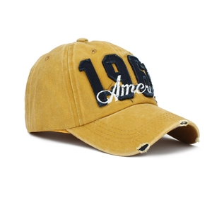 Casquette vintage en coton jaune avec broderie 1986 et détails de visière usée