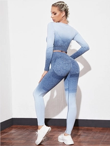 Détail de la texture en maille sans couture sur l'ensemble de yoga dégradé bleu et blanc