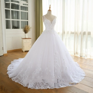 Robe de mariée élégante en dentelle à col en V avec jupe de bal et longue traîne
