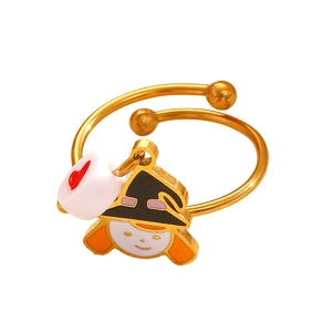 Detalle de anillo Halloween con colgante de bruja pelirroja y corazón dorado liso