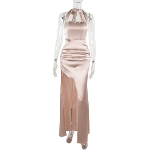 Détail de la robe en satin champagne avec décolleté licou taille ajourée et plissé