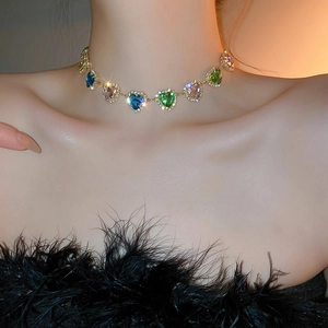 Primo piano di un girocollo in cristallo colorato a forma di cuore su una modella
