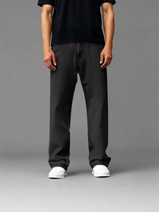 Pantalon en jean noir pour homme à coupe droite et fluide avec un style décontracté