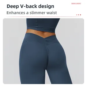 Détail du legging de yoga bleu marine avec une taille haute en V profond à l'arrière