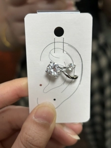Dettaglio dell'orecchino a doppio strato in argento con pietre di zircone lucido