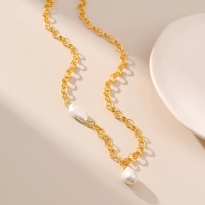 Franse onregelmatige parelketting 18K verguld messing op elegant keramisch bord