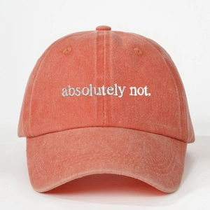 Dettaglio del ricamo 'absolutely not.' su berretto da baseball in cotone lavato rosso corallo