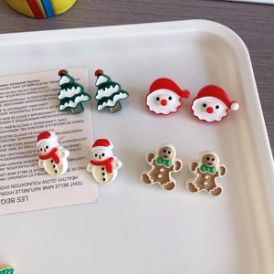 Vue détaillée de boucles d'oreilles de Noël avec bonhomme de neige et Père Noël