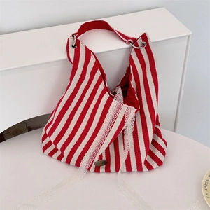 Détail du sac en toile à rayures rouges et blanches avec bordure en dentelle