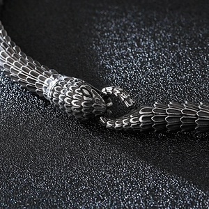 Makro-Detail des Edelstahl-Schlangenarmbands mit Schuppenstruktur und S-Verschluss