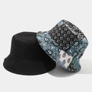 Dettaglio di due cappelli a secchiello neri e con stampa patchwork floreale bohémien