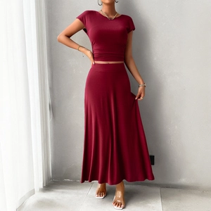 Elegantes weinrotes zweiteiliges Maxirock-Set mit Kurzarm-T-Shirt für Damen
