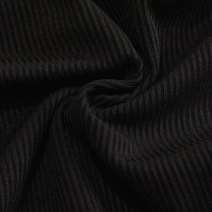 Detailaufnahme des schwarzen Rippstrickstoffs mit feiner Textur und Rippenstruktur