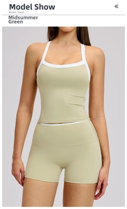 Vooraanzicht van de zomergroene yogaset met witte contrasterende biezen en stretchstof