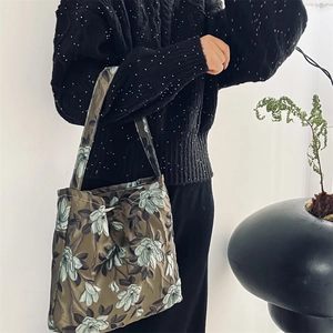 Dettaglio del tessuto jacquard floreale verde scuro vintage e tracolla larga
