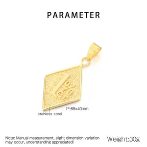 Détail du pendentif losange doré 1%er en acier inoxydable avec texture mate brossée