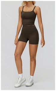 Dettaglio del set yoga marrone scuro con top a scollo quadrato e pantaloncini