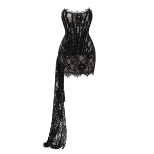 Détails de la dentelle noire et du bustier corset sur cette robe moulante sexy