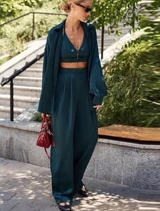 Dettaglio del set tre pezzi in satin color petrolio con camicia, top corto e pantaloni