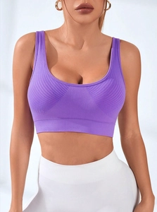 Dettaglio del reggiseno sportivo da yoga viola a coste con trama senza cuciture
