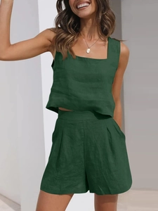 Vue détaillée de l'ensemble femme 2 pièces en lin vert foncé avec col carré et short