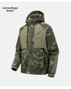 Detail van winddicht jack met capuchon in camouflagegroen met ritszakken en capuchon