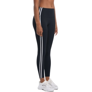 Détail de legging de yoga noir à taille haute avec doubles rayures blanches sur le côté