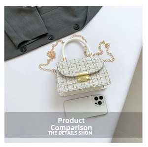 Détails de la texture du sac en tweed blanc avec fermoir doré et bandoulière chaîne