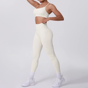 Gros plan sur l'ensemble de yoga ivoire avec leggings sans couture et soutien-gorge de sport