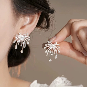 Boucles d'oreilles en argent avec design de perles feu d'artifice et zircons étincelants