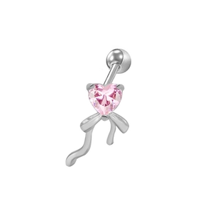 Dettaglio dello zircone rosa a cuore e fiocco sul piercing all'ombelico in argento