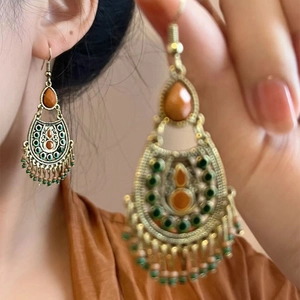 Boucles d'oreilles bohèmes à pampilles avec perles en résine et monture en alliage bronze