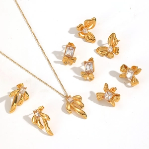 Luxuriöses Edelstahl Schmetterlingsanhänger Halsketten Set mit Zirkonia auf weißem Grund