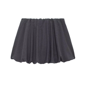 Mini-jupe plissée trapèze gris foncé en velours épais sur fond blanc immaculé