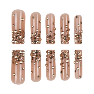 Faux ongles cercueil extra longs rose nude avec strass dorés de luxe et pierres ambrées