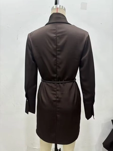 Vue détaillée du dos d'une robe marron en satin à manches longues avec ceinture et poignets