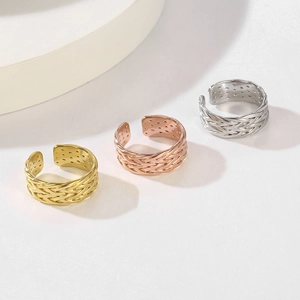 Dettaglio della trama intrecciata su anelli regolabili in finiture oro, rosa e argento