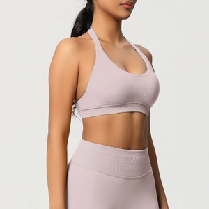 Détail de la brassière de sport sans couture lilas et du legging sur le modèle