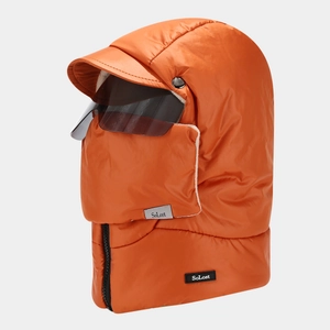Dettaglio del cappello da aviatore arancione con maschera staccabile e occhiali